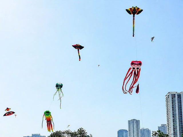 Thả diều - thú vui 'gây nghiện' mới của nhiều người Hà Nội: Mưa cũng chơi, tối vẫn đông kín bãi- Ảnh 6.