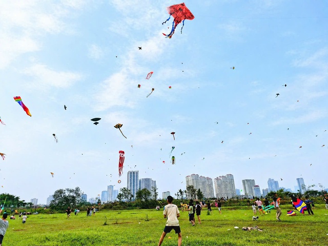 Thả diều - thú vui 'gây nghiện' mới của nhiều người Hà Nội: Mưa cũng chơi, tối vẫn đông kín bãi- Ảnh 1.
