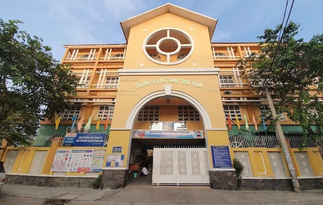 TPHCM: 25 ca nghi ngộ độc thực phẩm tại Trường tiểu học Đặng Thuỳ Trâm, có ca sốc, co giật- Ảnh 1.