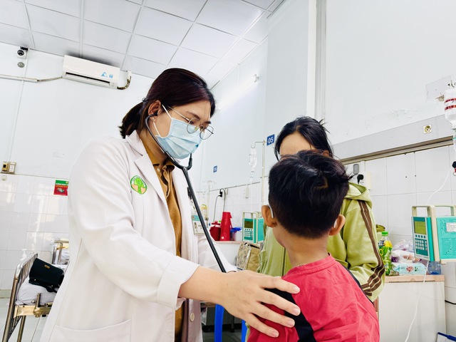 Truy xuất nguồn thực phẩm sau vụ 46 người nghi ngộ độc tại Trường TH Đặng Thuỳ Trâm- Ảnh 1.