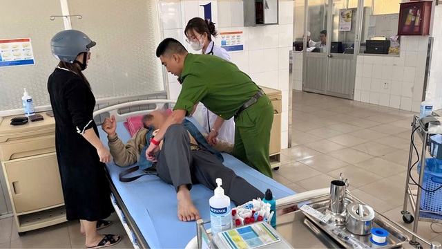 Công an Lâm Đồng liên tiếp ứng cứu người dân gặp nạn trên đường qua cơn nguy kịch- Ảnh 3.