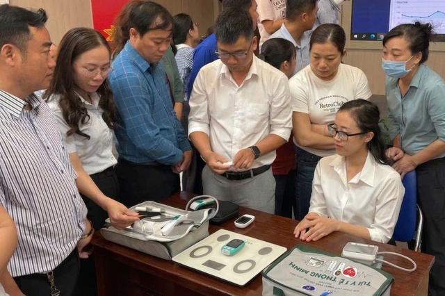 TPHCM thí điểm bác sĩ đến tận nhà khám bệnh với ‘túi y tế thông minh’- Ảnh 2.