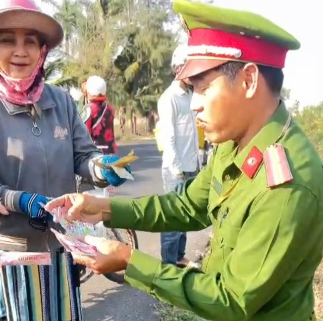 Công an Lâm Đồng liên tiếp ứng cứu người dân gặp nạn trên đường qua cơn nguy kịch- Ảnh 1.