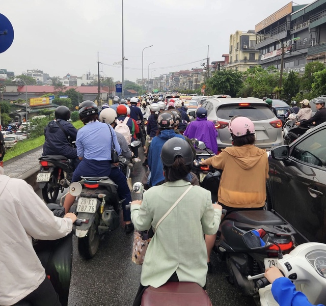 Đi sớm vẫn tắc đường, nhịp sống người Hà Nội xáo trộn vì cấm cầu Long Biên - Ảnh 3.