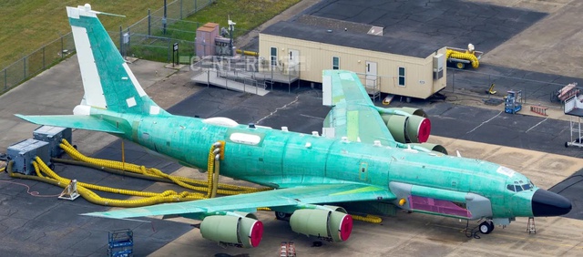 Trinh sát cơ RC-135 bị lột lớp ngụy trang hé lộ toàn bộ bí mật công nghệ Mỹ- Ảnh 1.