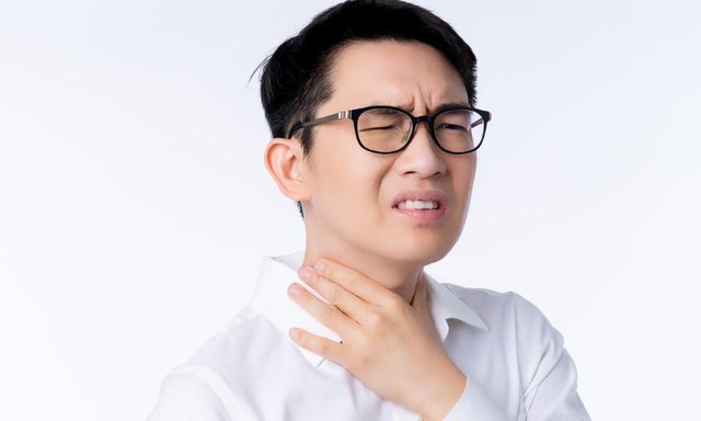 Nguyên nhân gây khàn tiếng kéo dài và cách hỗ trợ cải thiện- Ảnh 1.