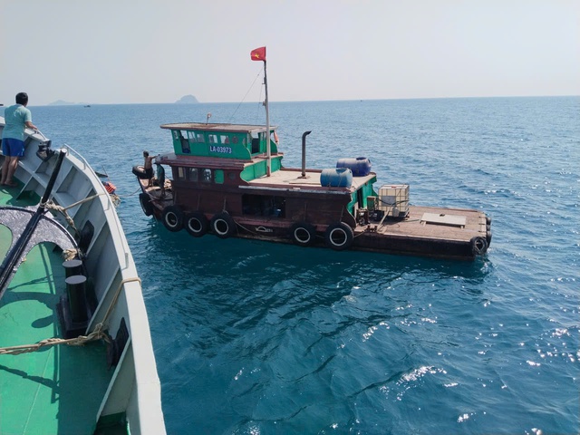 Tàu hải quân cứu hộ tàu cá bị hỏng máy trôi dạt trên biển- Ảnh 1. Tàu hải quân cứu hộ tàu cá bị hỏng máy trôi dạt trên biển- Ảnh 1.