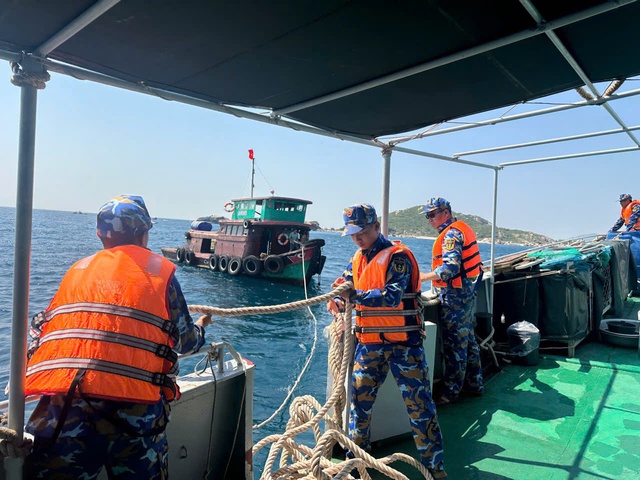 Tàu hải quân cứu hộ tàu cá bị hỏng máy trôi dạt trên biển- Ảnh 2. Tàu hải quân cứu hộ tàu cá bị hỏng máy trôi dạt trên biển- Ảnh 2.