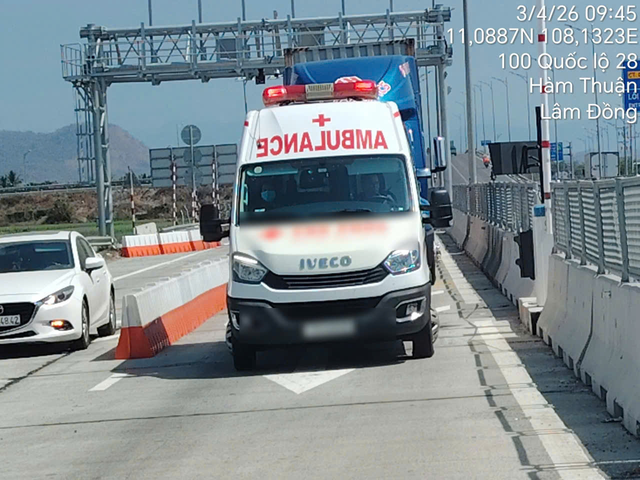 Phạt 39 triệu đồng đối với tài xế và chủ xe cứu thương chạy 'lụi' trên cao tốc- Ảnh 1. Phạt 39 triệu đồng đối với tài xế và chủ xe cứu thương chạy 'lụi' trên cao tốc- Ảnh 1.