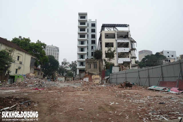 Tháo dỡ khách sạn trăm tỉ trên 'đất vàng' cạnh Hồ Gươm- Ảnh 6. Tháo dỡ khách sạn trăm tỉ trên 'đất vàng' cạnh Hồ Gươm- Ảnh 6.