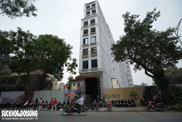 Tháo dỡ khách sạn trăm tỉ trên 'đất vàng' cạnh Hồ Gươm- Ảnh 1. Tháo dỡ khách sạn trăm tỉ trên 'đất vàng' cạnh Hồ Gươm- Ảnh 1.