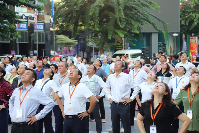 Ngày Sức khỏe toàn dân 7/4: Cận cảnh 2.000 người đồng diễn dưỡng sinh ở TPHCM- Ảnh 2.