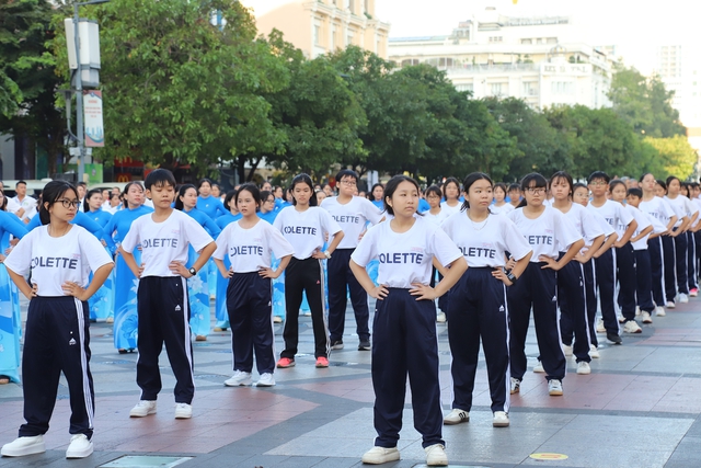 Ngày Sức khỏe toàn dân 7/4: Cận cảnh 2.000 người đồng diễn dưỡng sinh ở TPHCM- Ảnh 7.