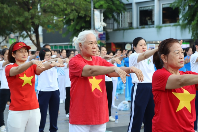 Ngày Sức khỏe toàn dân 7/4: Cận cảnh 2.000 người đồng diễn dưỡng sinh ở TPHCM- Ảnh 1.