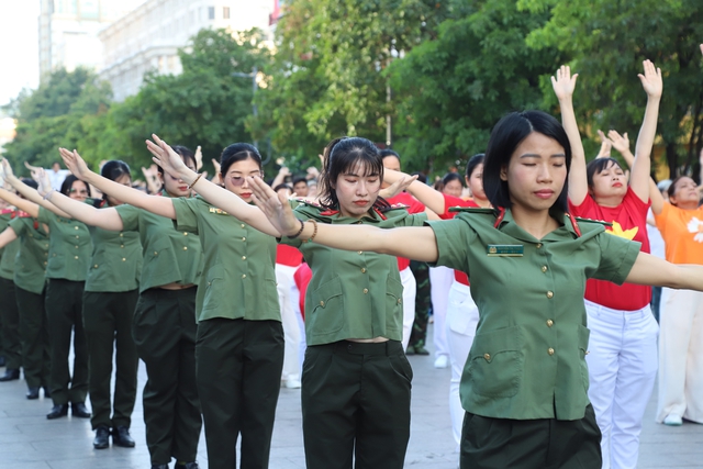 Ngày Sức khỏe toàn dân 7/4: Cận cảnh 2.000 người đồng diễn dưỡng sinh ở TPHCM- Ảnh 4.