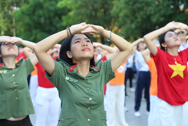 Ngày Sức khỏe toàn dân 7/4: Cận cảnh 2.000 người đồng diễn dưỡng sinh ở TPHCM- Ảnh 5.