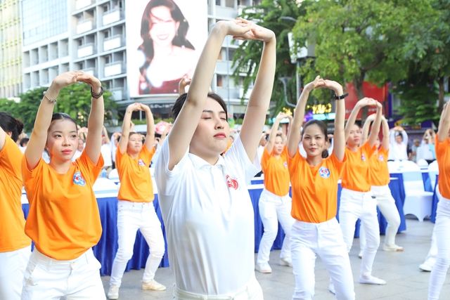 Ngày Sức khỏe toàn dân 7/4: Cận cảnh 2.000 người đồng diễn dưỡng sinh ở TPHCM- Ảnh 6.