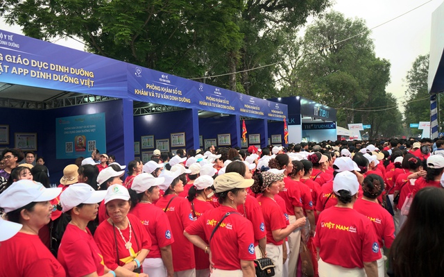 Đông đảo người dân được khám, tư vấn sức khỏe miễn phí tại Lễ mít tinh phát động Ngày Sức khỏe toàn dân- Ảnh 11. Đông đảo người dân được khám, tư vấn sức khỏe miễn phí tại Lễ mít tinh phát động Ngày Sức khỏe toàn dân- Ảnh 11.