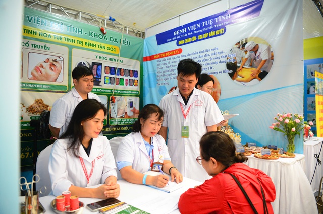 Đông đảo người dân được khám, tư vấn sức khỏe miễn phí tại Lễ mít tinh phát động Ngày Sức khỏe toàn dân- Ảnh 4. Đông đảo người dân được khám, tư vấn sức khỏe miễn phí tại Lễ mít tinh phát động Ngày Sức khỏe toàn dân- Ảnh 4.
