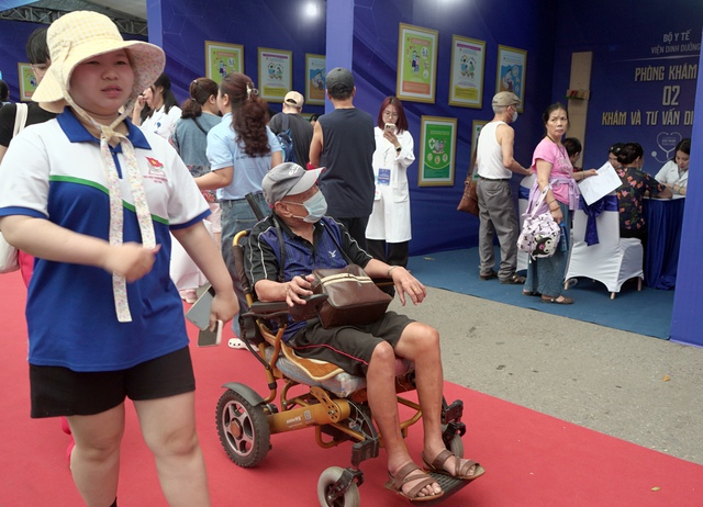 Đông đảo người dân được khám, tư vấn sức khỏe miễn phí tại Lễ mít tinh phát động Ngày Sức khỏe toàn dân- Ảnh 8. Đông đảo người dân được khám, tư vấn sức khỏe miễn phí tại Lễ mít tinh phát động Ngày Sức khỏe toàn dân- Ảnh 8.