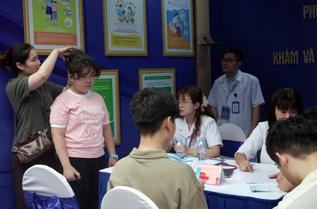 Đông đảo người dân được khám, tư vấn sức khỏe miễn phí tại Lễ mít tinh phát động Ngày Sức khỏe toàn dân- Ảnh 3. Đông đảo người dân được khám, tư vấn sức khỏe miễn phí tại Lễ mít tinh phát động Ngày Sức khỏe toàn dân- Ảnh 3.