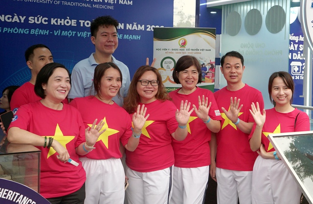 Đông đảo người dân được khám, tư vấn sức khỏe miễn phí tại Lễ mít tinh phát động Ngày Sức khỏe toàn dân- Ảnh 9. Đông đảo người dân được khám, tư vấn sức khỏe miễn phí tại Lễ mít tinh phát động Ngày Sức khỏe toàn dân- Ảnh 9.