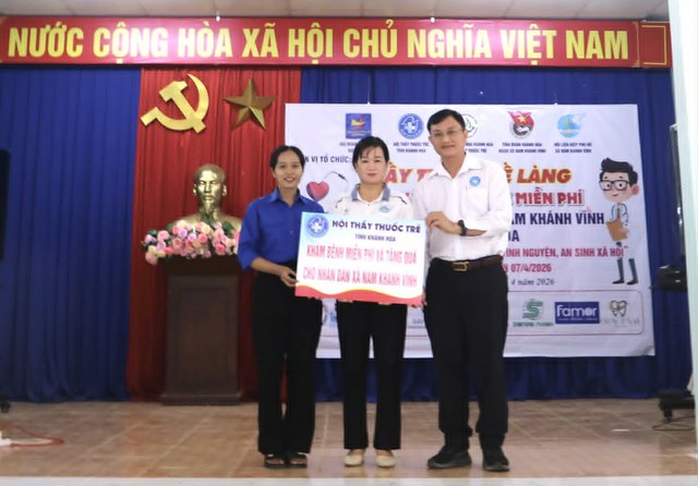 Ngày Sức khỏe toàn dân 7/4: Thầy thuốc về làng chăm lo sức khỏe cộng đồng- Ảnh 1. Ngày Sức khỏe toàn dân 7/4: Thầy thuốc về làng chăm lo sức khỏe cộng đồng- Ảnh 1.