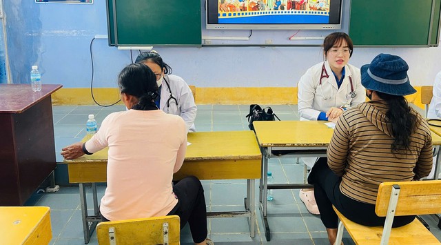 Ngày Sức khỏe toàn dân 7/4: Thầy thuốc về làng chăm lo sức khỏe cộng đồng- Ảnh 9. Ngày Sức khỏe toàn dân 7/4: Thầy thuốc về làng chăm lo sức khỏe cộng đồng- Ảnh 9.