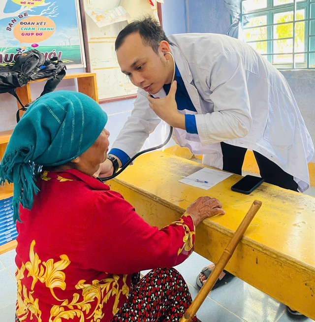 Ngày Sức khỏe toàn dân 7/4: Thầy thuốc về làng chăm lo sức khỏe cộng đồng- Ảnh 10. Ngày Sức khỏe toàn dân 7/4: Thầy thuốc về làng chăm lo sức khỏe cộng đồng- Ảnh 10.