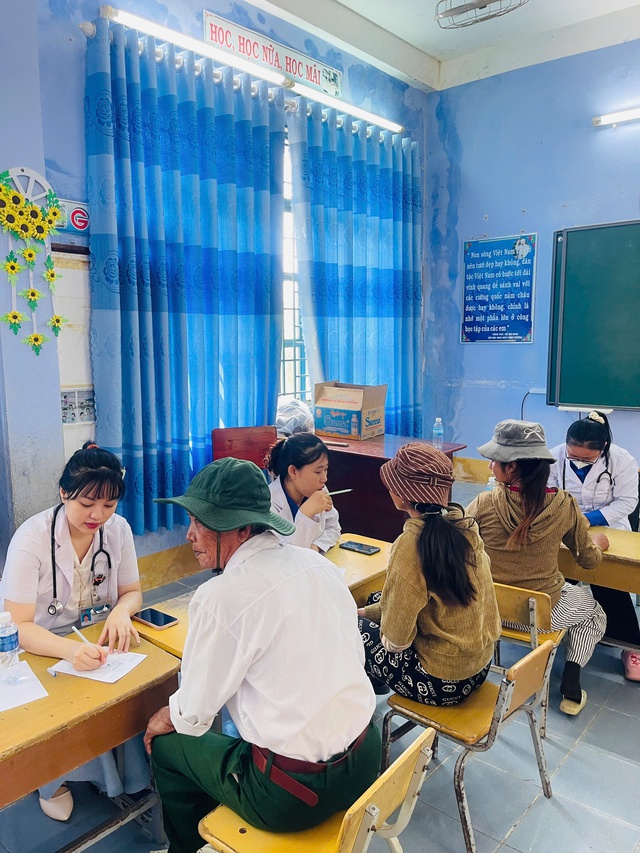 Ngày Sức khỏe toàn dân 7/4: Thầy thuốc về làng chăm lo sức khỏe cộng đồng- Ảnh 11. Ngày Sức khỏe toàn dân 7/4: Thầy thuốc về làng chăm lo sức khỏe cộng đồng- Ảnh 11.
