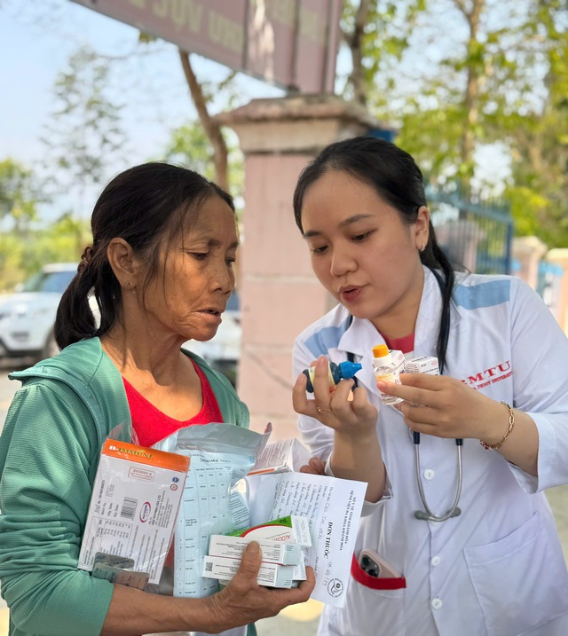 Ngày Sức khỏe toàn dân 7/4: Thầy thuốc về làng chăm lo sức khỏe cộng đồng- Ảnh 2. Ngày Sức khỏe toàn dân 7/4: Thầy thuốc về làng chăm lo sức khỏe cộng đồng- Ảnh 2.