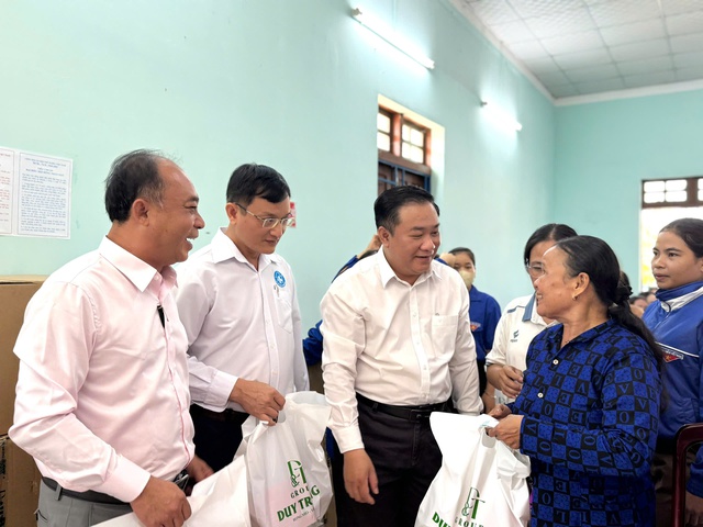 Ngày Sức khỏe toàn dân 7/4: Thầy thuốc về làng chăm lo sức khỏe cộng đồng- Ảnh 3. Ngày Sức khỏe toàn dân 7/4: Thầy thuốc về làng chăm lo sức khỏe cộng đồng- Ảnh 3.