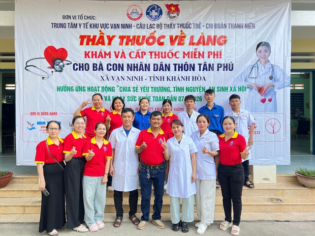 Ngày Sức khỏe toàn dân 7/4: Thầy thuốc về làng chăm lo sức khỏe cộng đồng- Ảnh 4. Ngày Sức khỏe toàn dân 7/4: Thầy thuốc về làng chăm lo sức khỏe cộng đồng- Ảnh 4.