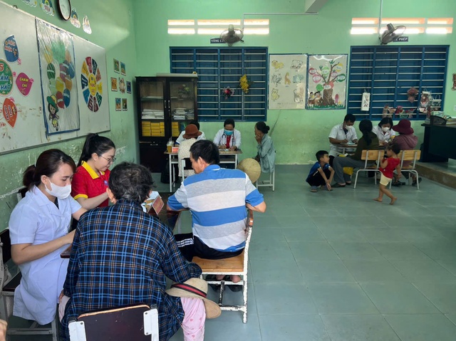 Ngày Sức khỏe toàn dân 7/4: Thầy thuốc về làng chăm lo sức khỏe cộng đồng- Ảnh 5. Ngày Sức khỏe toàn dân 7/4: Thầy thuốc về làng chăm lo sức khỏe cộng đồng- Ảnh 5.