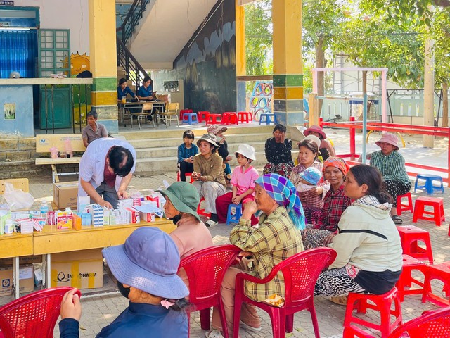 Ngày Sức khỏe toàn dân 7/4: Thầy thuốc về làng chăm lo sức khỏe cộng đồng- Ảnh 6. Ngày Sức khỏe toàn dân 7/4: Thầy thuốc về làng chăm lo sức khỏe cộng đồng- Ảnh 6.