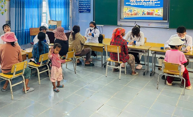 Ngày Sức khỏe toàn dân 7/4: Thầy thuốc về làng chăm lo sức khỏe cộng đồng- Ảnh 7. Ngày Sức khỏe toàn dân 7/4: Thầy thuốc về làng chăm lo sức khỏe cộng đồng- Ảnh 7.