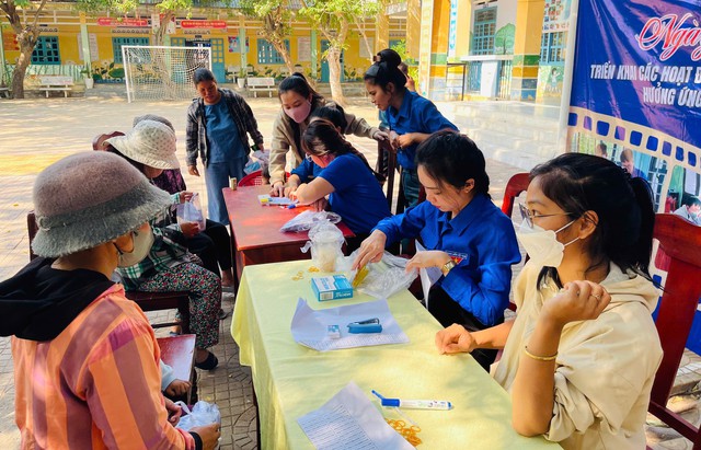 Ngày Sức khỏe toàn dân 7/4: Thầy thuốc về làng chăm lo sức khỏe cộng đồng- Ảnh 8. Ngày Sức khỏe toàn dân 7/4: Thầy thuốc về làng chăm lo sức khỏe cộng đồng- Ảnh 8.