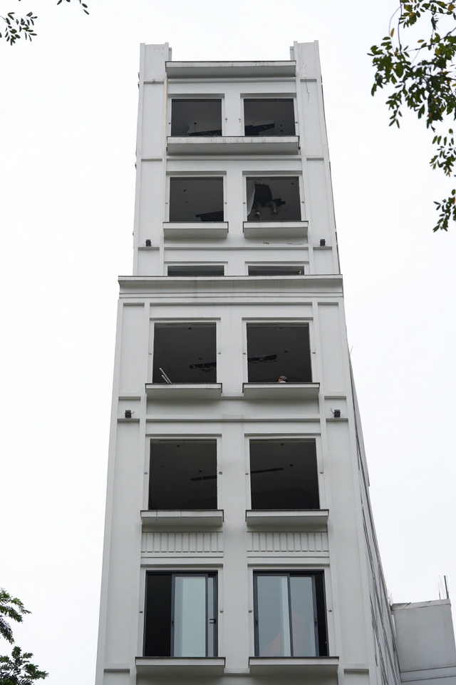 Tháo dỡ khách sạn trăm tỉ trên 'đất vàng' cạnh Hồ Gươm- Ảnh 2. Tháo dỡ khách sạn trăm tỉ trên 'đất vàng' cạnh Hồ Gươm- Ảnh 2.