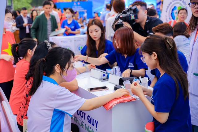 Việt Nam lần đầu tổ chức 'Ngày sức khỏe toàn dân': Long Châu và Bayer cùng ngành y tế đẩy lùi gánh nặng đột quỵ trong cộng đồng, bắt đầu từ sự chủ động- Ảnh 1. Việt Nam lần đầu tổ chức 'Ngày sức khỏe toàn dân': Long Châu và Bayer cùng ngành y tế đẩy lùi gánh nặng đột quỵ trong cộng đồng, bắt đầu từ sự chủ động- Ảnh 1.