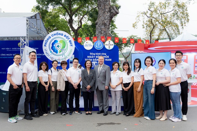 Việt Nam lần đầu tổ chức 'Ngày sức khỏe toàn dân': Long Châu và Bayer cùng ngành y tế đẩy lùi gánh nặng đột quỵ trong cộng đồng, bắt đầu từ sự chủ động- Ảnh 4. Việt Nam lần đầu tổ chức 'Ngày sức khỏe toàn dân': Long Châu và Bayer cùng ngành y tế đẩy lùi gánh nặng đột quỵ trong cộng đồng, bắt đầu từ sự chủ động- Ảnh 4.