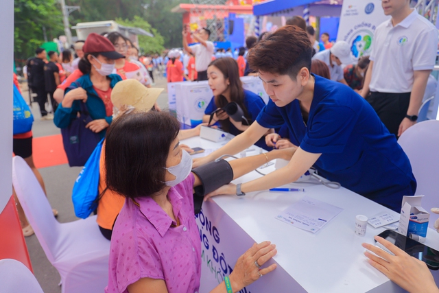 Việt Nam lần đầu tổ chức 'Ngày sức khỏe toàn dân': Long Châu và Bayer cùng ngành y tế đẩy lùi gánh nặng đột quỵ trong cộng đồng, bắt đầu từ sự chủ động- Ảnh 3. Việt Nam lần đầu tổ chức 'Ngày sức khỏe toàn dân': Long Châu và Bayer cùng ngành y tế đẩy lùi gánh nặng đột quỵ trong cộng đồng, bắt đầu từ sự chủ động- Ảnh 3.