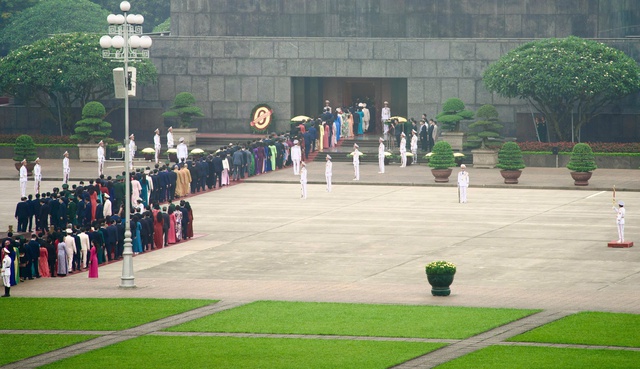 Lãnh đạo Đảng, Nhà nước và ĐBQH vào Lăng viếng Chủ tịch Hồ Chí Minh- Ảnh 5.