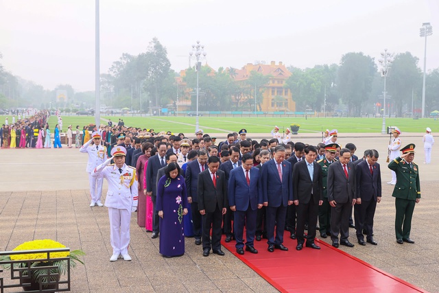 Lãnh đạo Đảng, Nhà nước và ĐBQH vào Lăng viếng Chủ tịch Hồ Chí Minh- Ảnh 2.