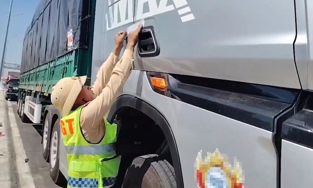 Xe đầu kéo '3 không' chạy trên cao tốc bị phạt 104 triệu đồng- Ảnh 1.