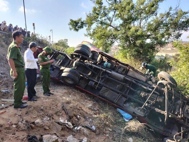 Xe khách lao xuống vực ở Lâm Đồng, 4 người tử vong, nhiều người bị thương- Ảnh 1.
