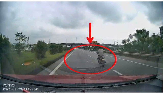 Xác minh thanh niên chạy xe máy vào cao tốc Hà Nội – Bắc Giang, lạng lách sau khi uống rượu- Ảnh 1. Xác minh thanh niên chạy xe máy vào cao tốc Hà Nội – Bắc Giang, lạng lách sau khi uống rượu- Ảnh 1.