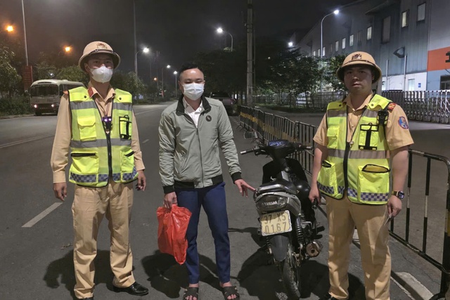 Xác minh thanh niên chạy xe máy vào cao tốc Hà Nội – Bắc Giang, lạng lách sau khi uống rượu- Ảnh 2. Xác minh thanh niên chạy xe máy vào cao tốc Hà Nội – Bắc Giang, lạng lách sau khi uống rượu- Ảnh 2.