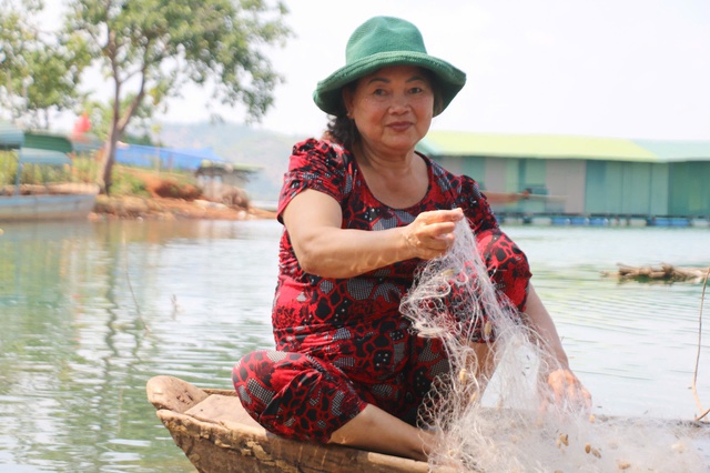 Ở nơi nhiều người dân chân hầu như không 'chạm mặt đất'- Ảnh 4. Ở nơi nhiều người dân chân hầu như không 'chạm mặt đất'- Ảnh 4.