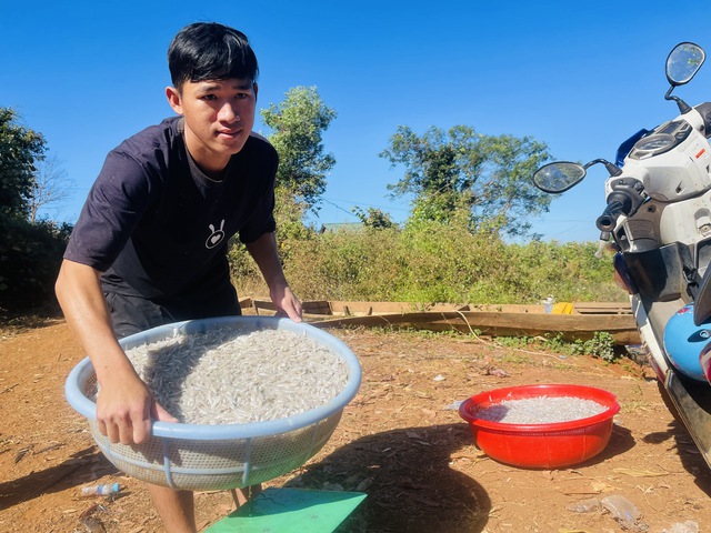 Ở nơi nhiều người dân chân hầu như không 'chạm mặt đất'- Ảnh 5. Ở nơi nhiều người dân chân hầu như không 'chạm mặt đất'- Ảnh 5.