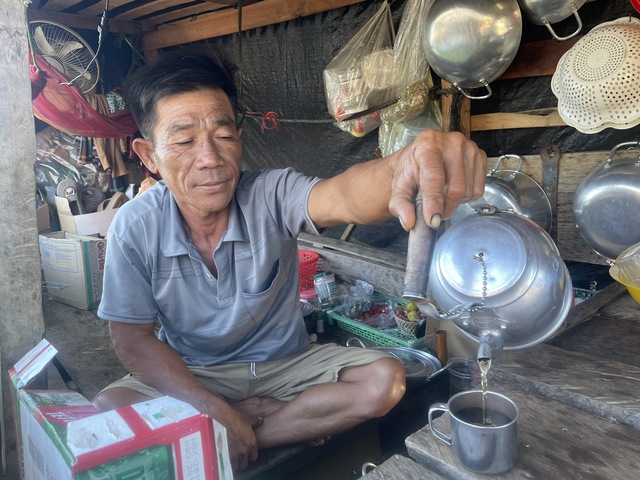 Ở nơi nhiều người dân chân hầu như không 'chạm mặt đất'- Ảnh 8. Ở nơi nhiều người dân chân hầu như không 'chạm mặt đất'- Ảnh 8.